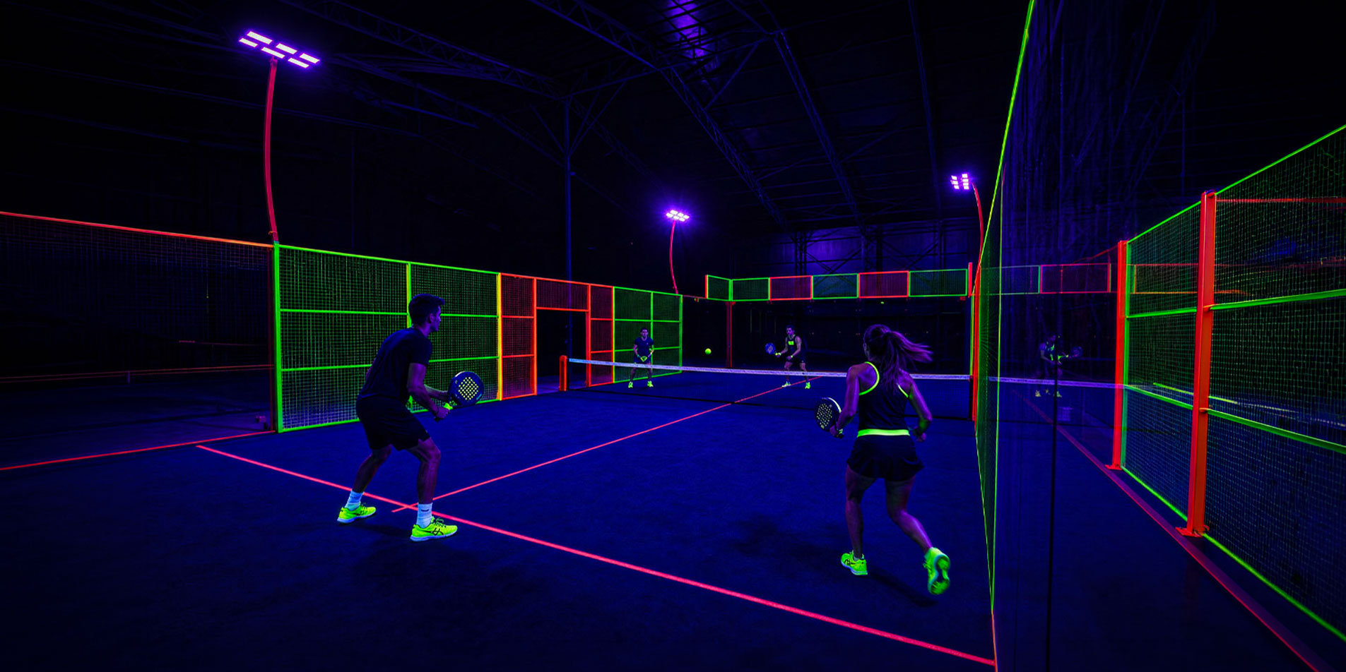 Illuminez le Padel avec des<br>Terrains de Padel Néon !
